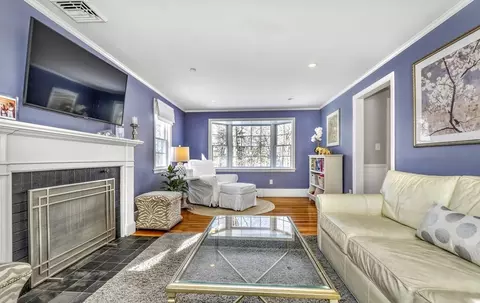 Living - 143 Gardner St, Hingham, MA 02043 photo 2 of 4