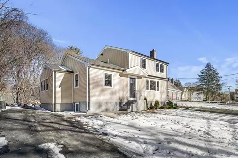 34 Oakland St, Dedham, MA 02026