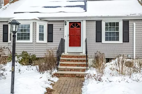 5 Brown St, Bedford, MA 01730