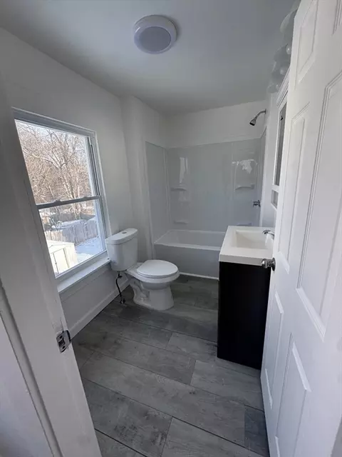 1022 Carew St, Springfield, MA 01104 photo 9