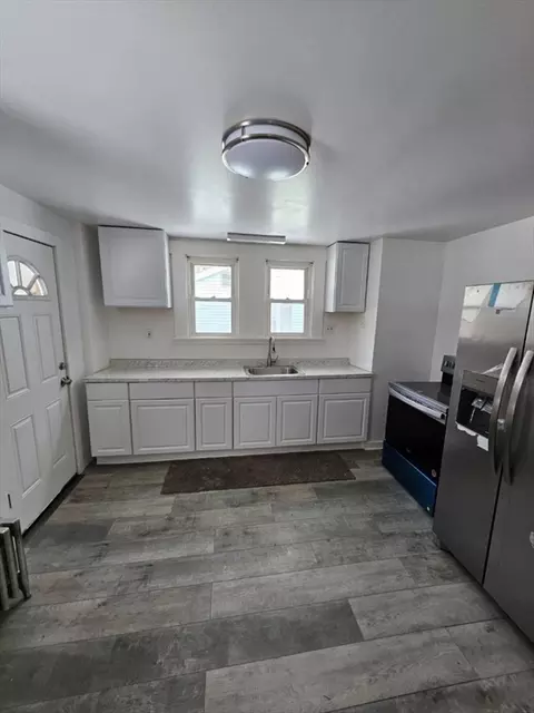 1022 Carew St, Springfield, MA 01104 photo 4