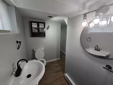 Bath - 67 Thompson St, Springfield, MA 01109 photo 1 of 2