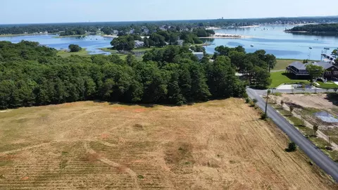 8 Over Jordan Rd, Wareham, MA 02571
