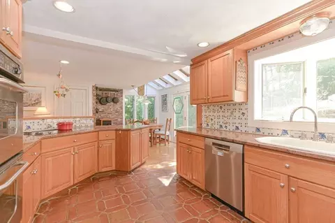 Kitchen - 10 Eaglehead Rd, Manchester, MA 01944 photo 2 of 3