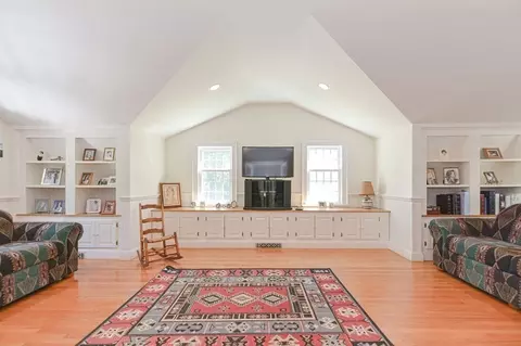 Living - 10 Eaglehead Rd, Manchester, MA 01944 photo 2 of 2