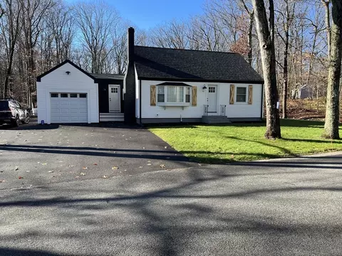 32 Walnut St, Plainville, MA 02762
