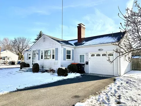 28 Dover St, Agawam, MA 01001