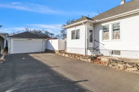 22 Berger St, Chicopee, MA 01020 photo 3