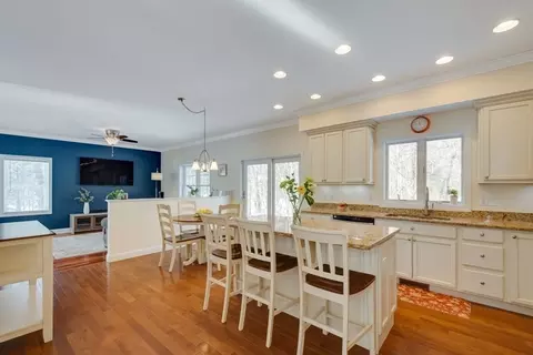 61 Granville Ln, North Andover, MA 01845