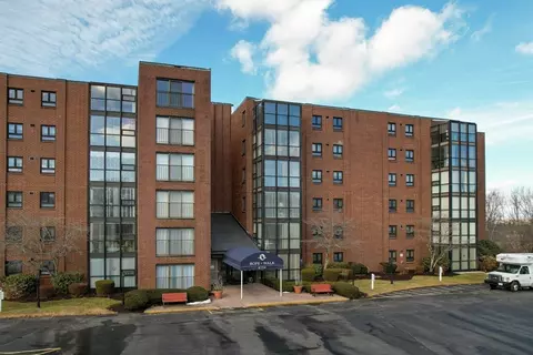 4234 N Main St #606, Fall River, MA 02720