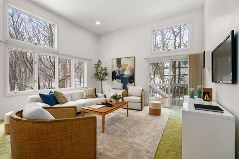 10 Heathwood Ln #10, Chestnut Hill, MA 02467
