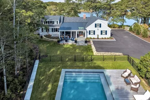 16 Walley Ct, Hyannis, MA 02601
