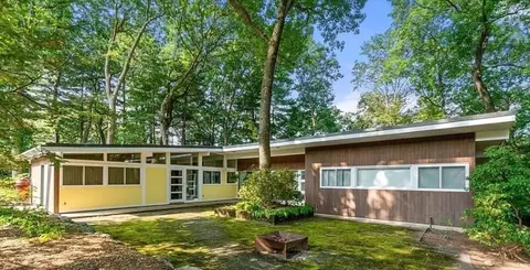 250 Walnut St, Lynnfield, MA 01940