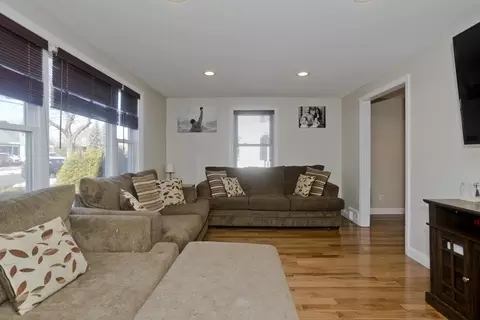 Living - 105 Oregon St, Springfield, MA 01118 photo 2 of 2