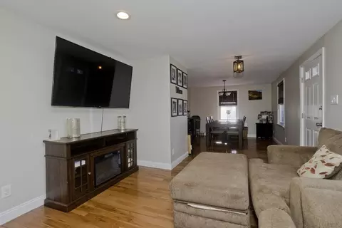 Entry Way - 105 Oregon St, Springfield, MA 01118 photo 1 of 2