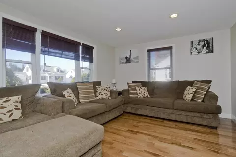 Living - 105 Oregon St, Springfield, MA 01118 photo 1 of 2