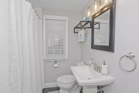 Bath - 105 Oregon St, Springfield, MA 01118 photo 2 of 4