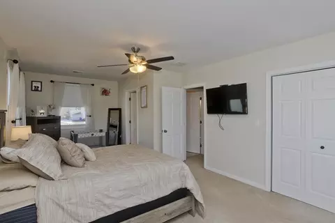 Bedroom - 105 Oregon St, Springfield, MA 01118 photo 2 of 8