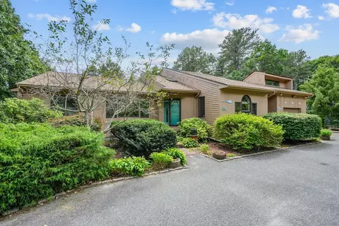 84 Overlook Cir, Falmouth, MA 02536