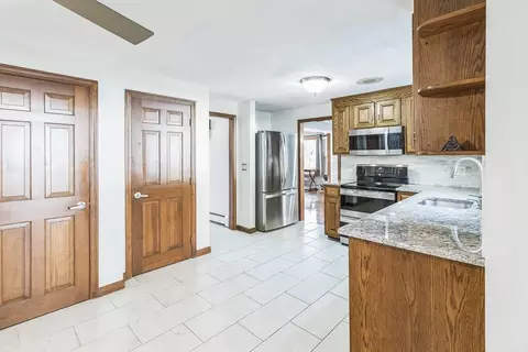 Entry Way - 10 Daniels Rd, Mendon, MA 01756 photo 1 of 4