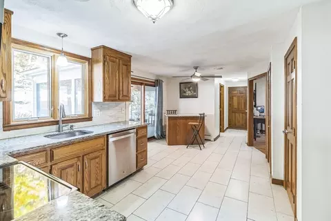 Entry Way - 10 Daniels Rd, Mendon, MA 01756 photo 2 of 4