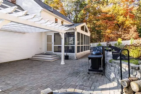Exterior - 10 Daniels Rd, Mendon, MA 01756 photo 7 of 8