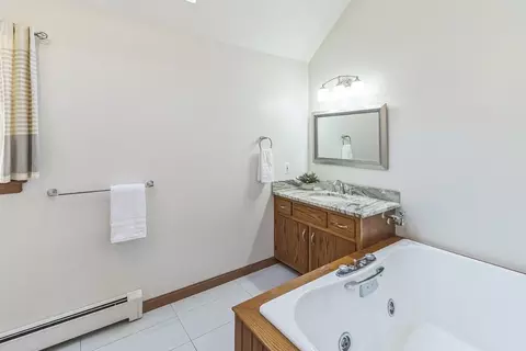 Bath - 10 Daniels Rd, Mendon, MA 01756 photo 3 of 4