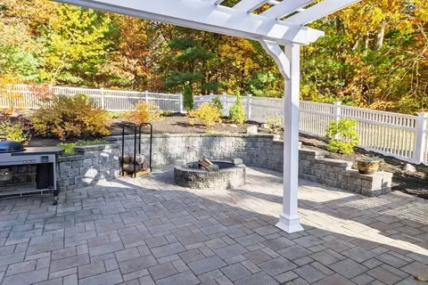 Exterior - 10 Daniels Rd, Mendon, MA 01756 photo 6 of 8
