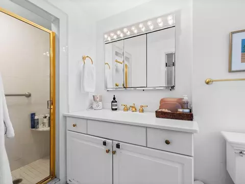 Bath - 106 Walpole St, Dover, MA 02030 photo 2 of 3