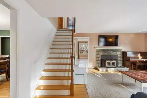 Entry Way - 5 Acushnet Ave, Worcester, MA 01606 photo 1 of 2