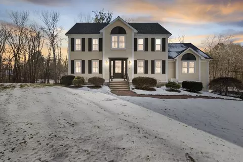14 Holbrook St, Medway, MA 02053