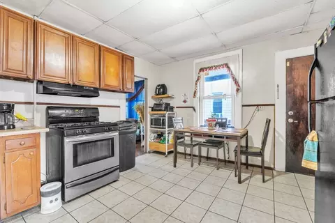 490 Chestnut St, Springfield, MA 01107 photo 4