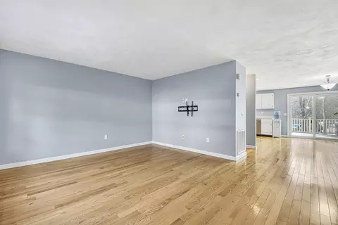 Living - 5 Apple Ridge Rd #5, Maynard, MA 01754 photo 2 of 4
