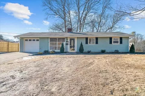 51 James St, Holbrook, MA 02343