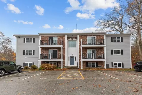 3 Chapel Hill Dr #1, Plymouth, MA 02360