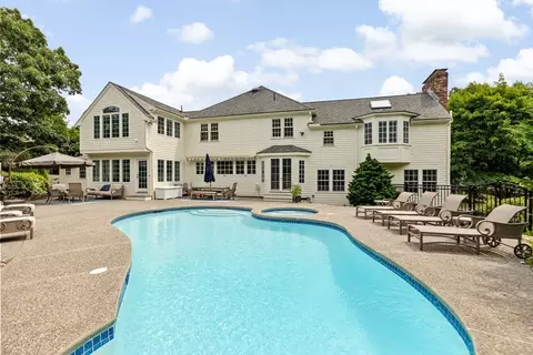 Exterior - 5 New Towne Dr, Hingham, MA 02043 photo 3 of 4