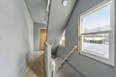 Entry Way - 8 2nd St, Gardner, MA 01440 photo 3 of 4