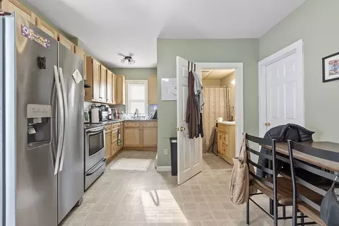 Entry Way - 8 2nd St, Gardner, MA 01440 photo 2 of 4
