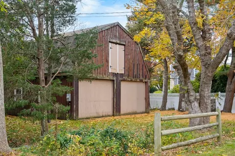 4 Captains Ln, Mattapoisett, MA 02739