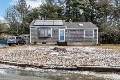 5 Monteiro St, Wareham, MA 02571