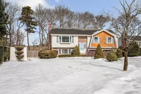 24 Benton Cir, Reading, MA 01867 photo 2