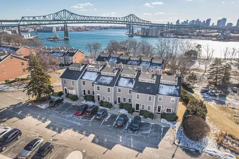 28 Breakwater Dr #16, Chelsea, MA 02150