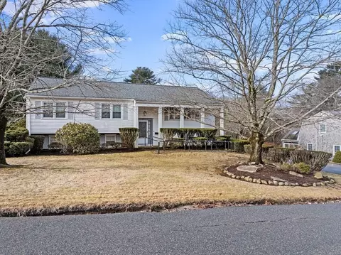 17 Eisenhower St, Dartmouth, MA 02747