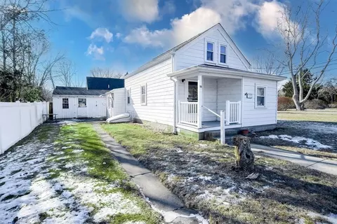 53 Main St, Mattapoisett, MA 02739