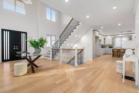 Entry Way - 51 Pilgrim Rd, Needham, MA 02492 photo 3 of 6