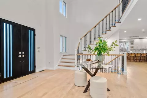 Entry Way - 51 Pilgrim Rd, Needham, MA 02492 photo 2 of 6