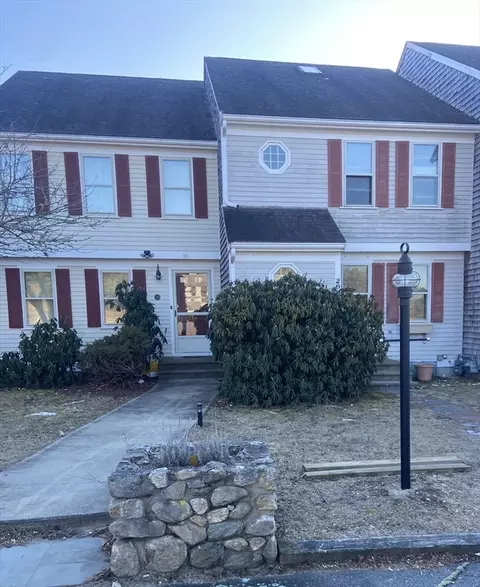 29 Woodview Dr #B, Falmouth, MA 02540