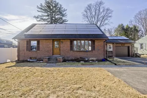 25 Gardens Dr, Springfield, MA 01119 photo 2