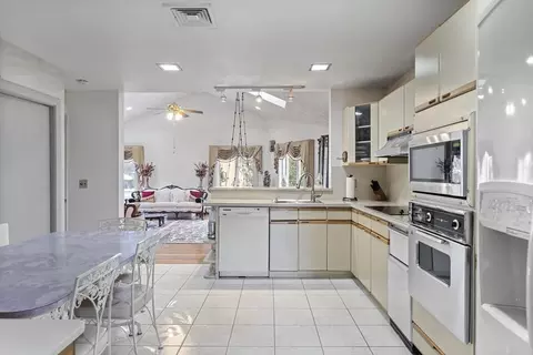 Kitchen - 5 Arlyn Rd, Marblehead, MA 01945 photo 1 of 1