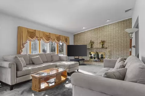 Living - 5 Arlyn Rd, Marblehead, MA 01945 photo 1 of 6